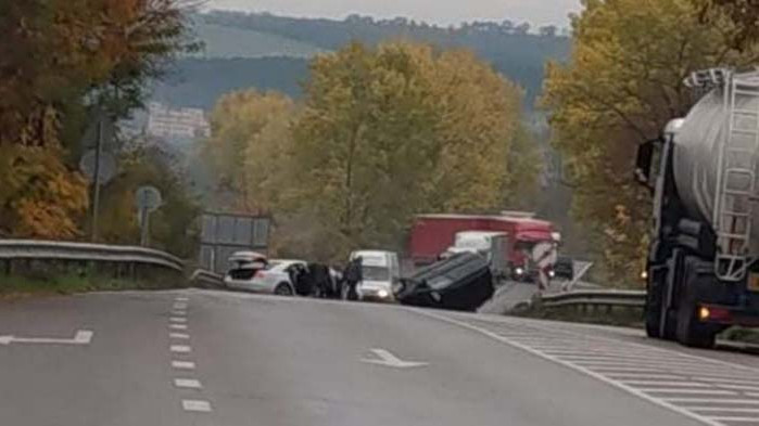 Временно затворен е път Е-70 заради катастрофа
