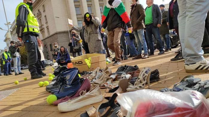 „Трио“-то наредиха стари обувки пред Министерски съвет, протестират с няколко съмишленици