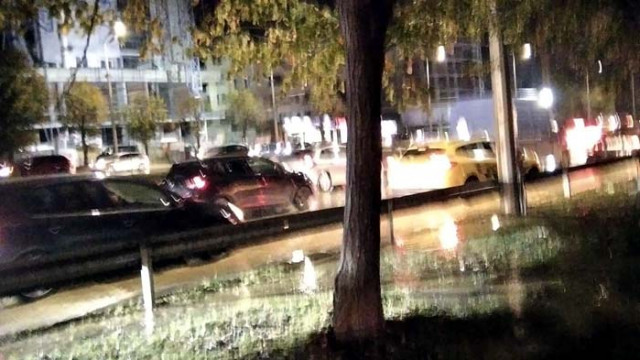 Скъсан магистрален водопровод създава проблеми за движението в "Чайка" (СНИМКИ)