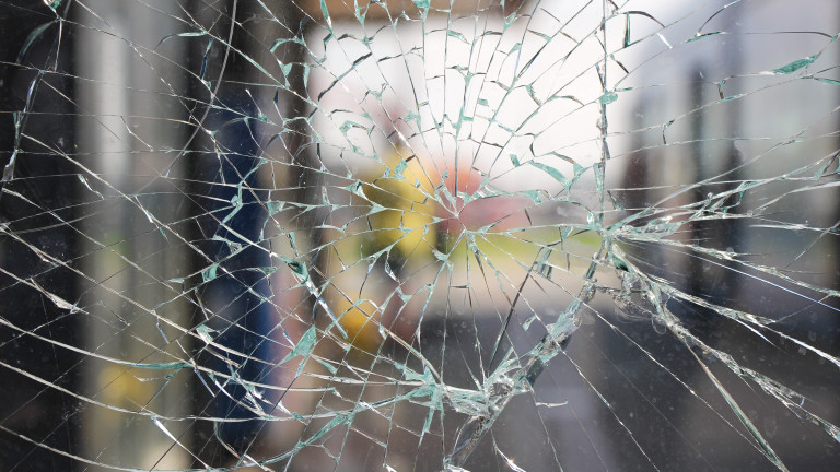Таксиджия счупи стъкло на рейс след свада във Видин