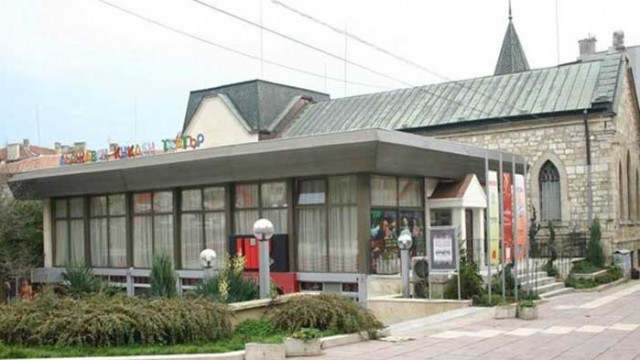 Кукленият театър във Варна дезинфекцира салона си за представления с висок клас бактерицидни лампи