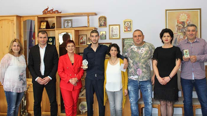 Община Тетевен награди Иван Стоянов от „Спортен клуб по борба Бенковски – Тетевен“