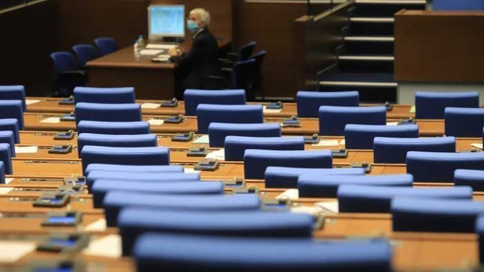 Депутат от БСП заспа в кулоарите на Народното събрание (СНИМКА)