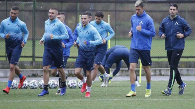 Левски спря тренировките, отпадна и дербито с Локо Пд