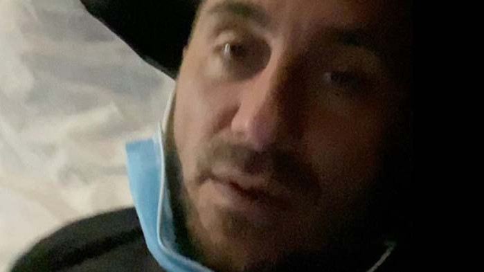 Певецът Константин и родителите му са с коронавирус, моли се за баща си, който е в болница