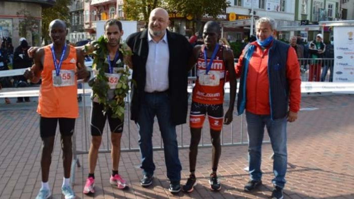 Министър Кралев награди победителите в маратона на Варна