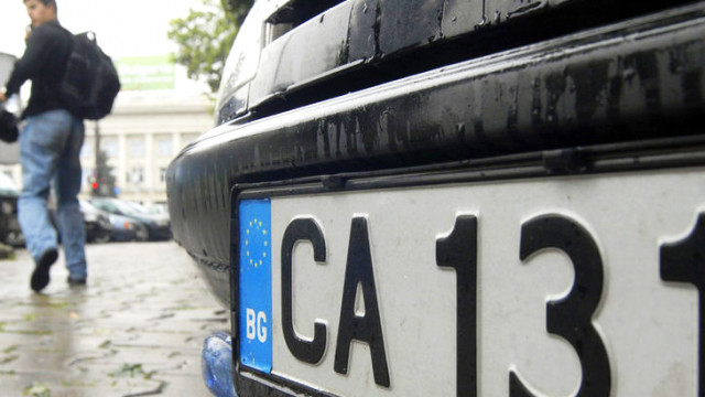 Двама задържани за смяна на регистрационни номера на автомобили