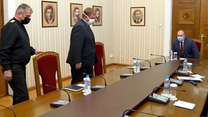Радев и Каракачанов обсъждат как армията да действа в епидемичната обстановка