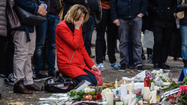 Франция почита жертвите на терора в „Батаклан“