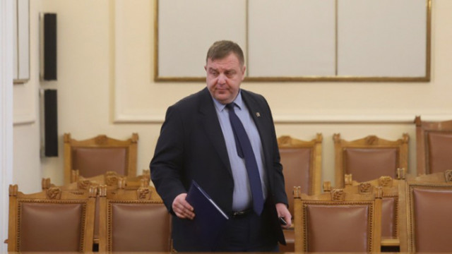 Вицепремиерът Красимир Каракачанов запознава депутатите с хода на разговорите със Северна Македония