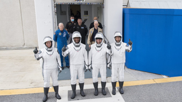 Crew Dragon излетя с четирима астронавти на борда