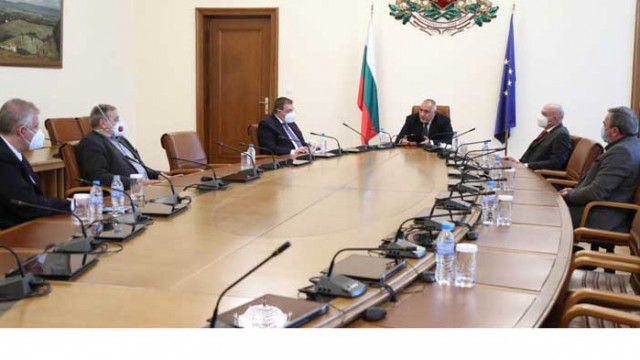 Разкриват още 4 COVID-клиники във ВМА, Ангелов и фармацевтичният съюз обсъждат още действия