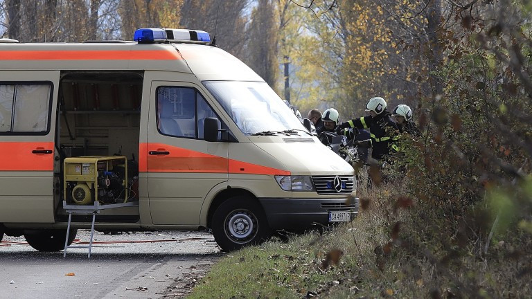 Две жени загинаха и една пострада след удар в дърво на пътя Ихтиман - Самоков