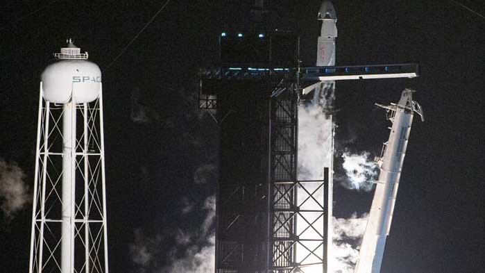 SpaceX се скачи с Международната космическа станция