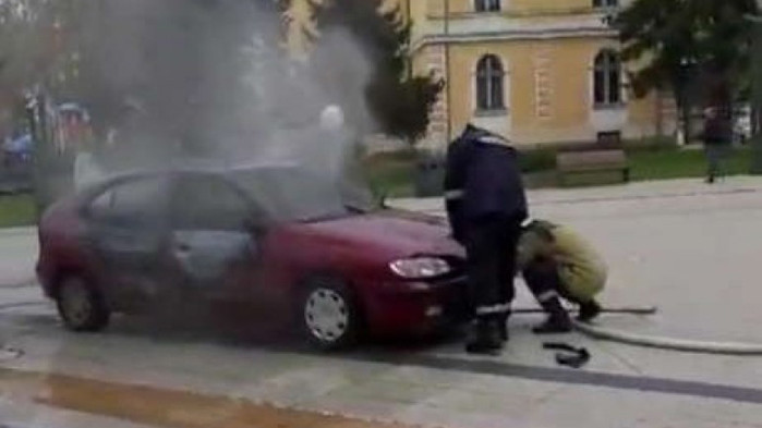 Враца: Мъж подпали автомобила си пред сградата на общината