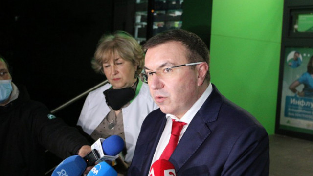 Здравният министър нареди да има и болници с пациенти без COVID