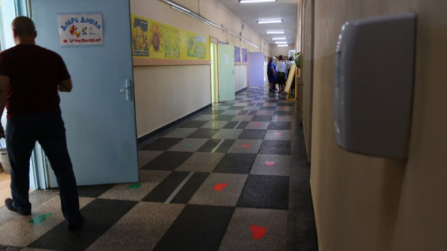 Учениците от прогимназията и гимназията задължително с маска в час