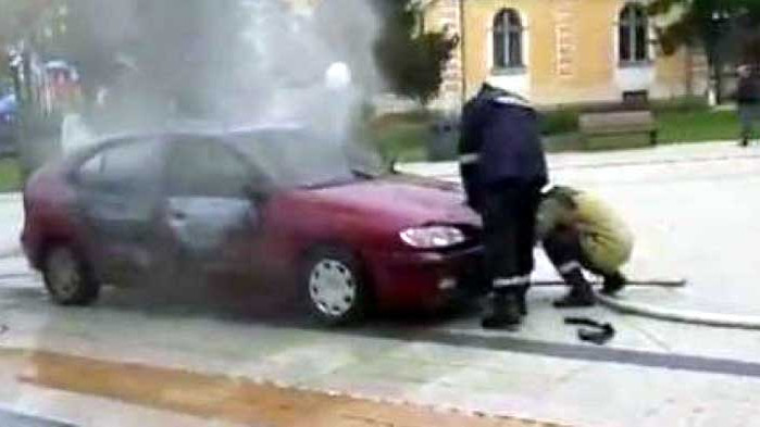 Две обвинения получи мъжът, подпалил колата си в центъра на Враца