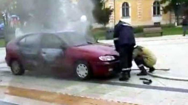 Две обвинения получи мъжът, подпалил колата си в центъра на Враца