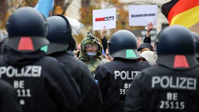 Протест срещу COVID мерките в Берлин, полицията използва водни оръдия