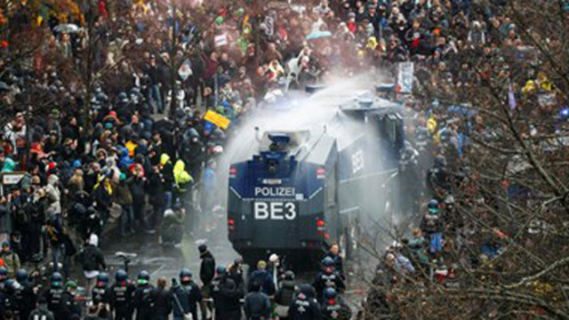 Протест срещу COVID мерките в Берлин, полицията използва водни оръдия