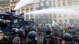 Протест срещу COVID мерките в Берлин, полицията използва водни оръдия