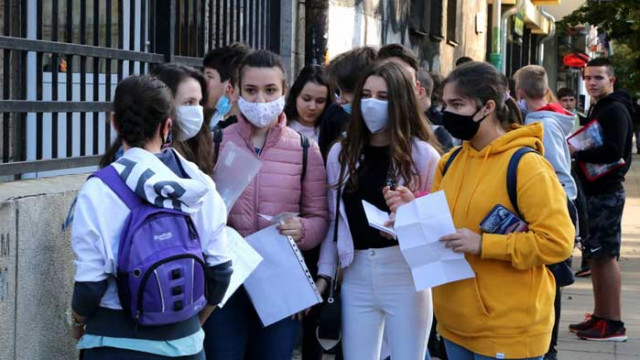 Децата до 14 г., учещи дистанционно заради COVID карантина, ще имат право на помощ