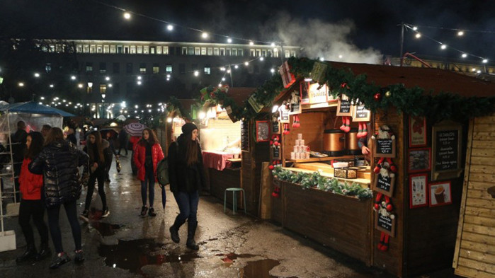 Забраняват масите и консумацията на място на откритите Коледни базари в София