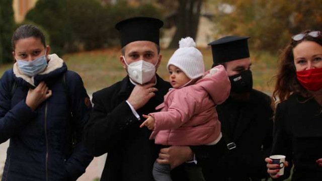 Свещеници се включиха в битката срещу COVID-19 като дариха кръв