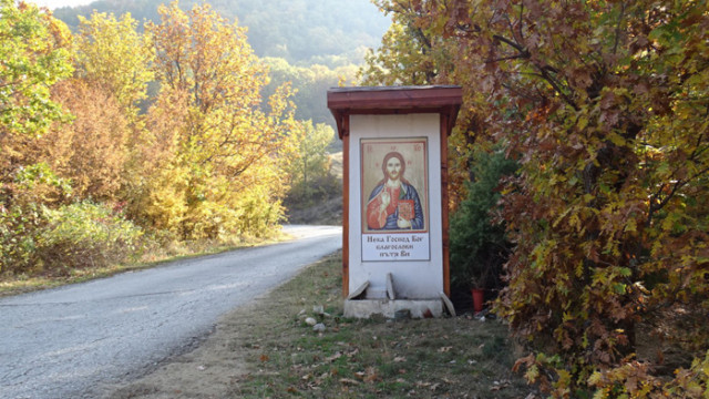 Икони благославят пътуващите в община Симитли