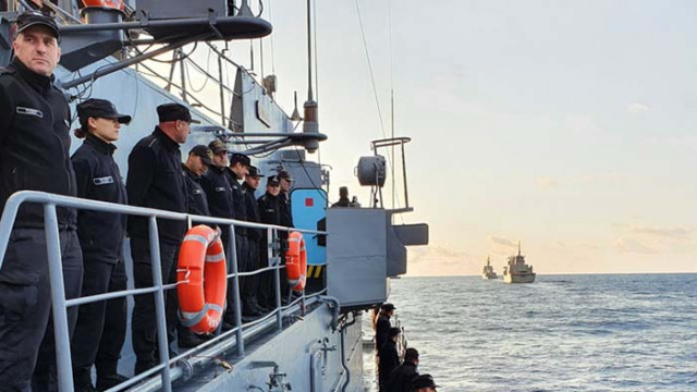 Продължава плаването на фрегата „Смели“ (СНИМКИ)