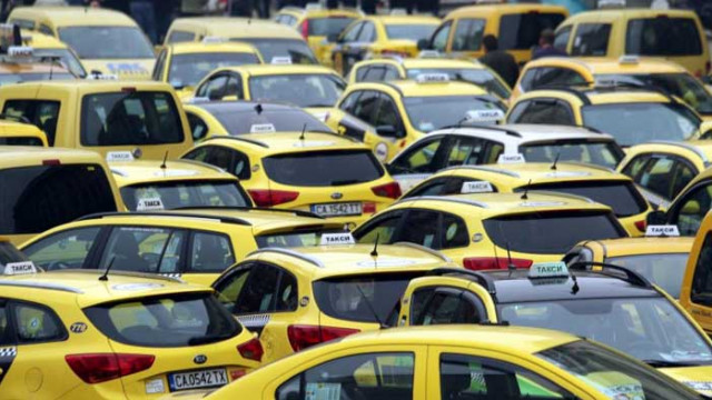 Блокада на таксита и автобуси в центъра на София заради ветото на Радев