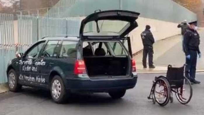 Автомобил се вряза във вратите на канцлерството в Берлин