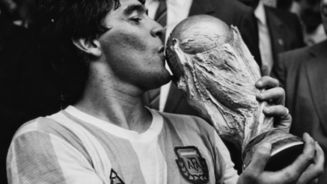 Тъжна вест! Почина футболният гений Диего Марадона