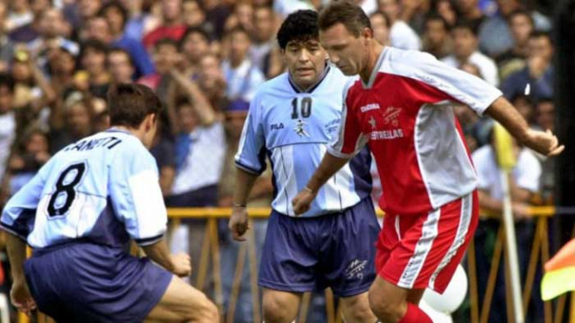 Стоичков към Марадона: Ако на небето има футболен трон, то той е за теб!