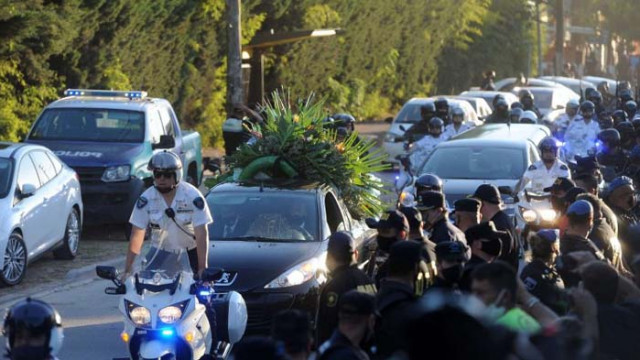 Погребаха Марадона в тесен семеен кръг, негови почитатели влязоха в сблъсъци в полицията