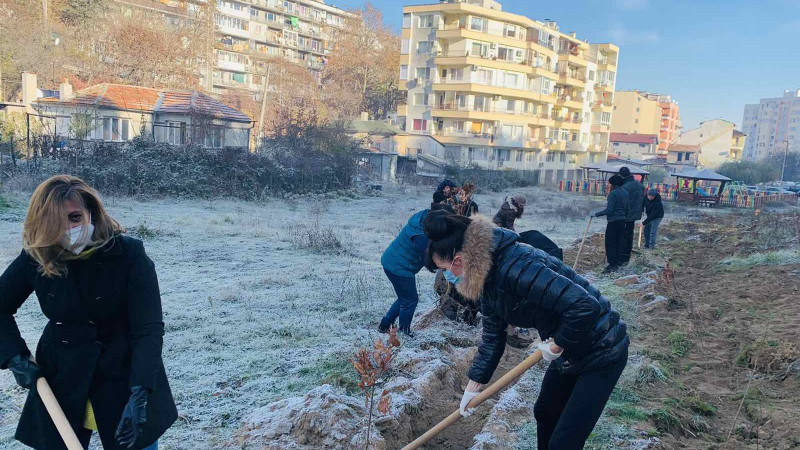Аспаруховци посадиха дръвчета като част от кампанията "Залеси Варна"