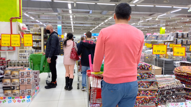 Спазват ли се мерките след наложения частичен локдаун и има ли контрол над хипермаркетите?