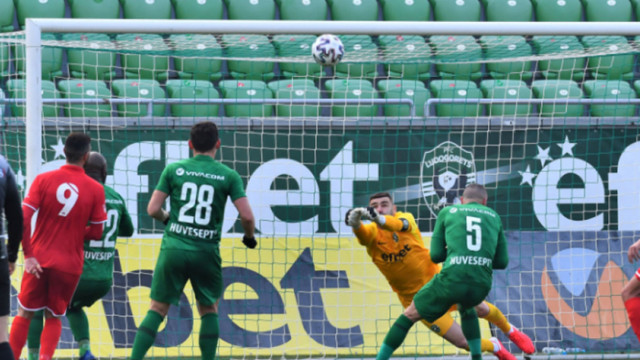 Лудогорец победи Ботев (Враца) с автогол и попадение от засада