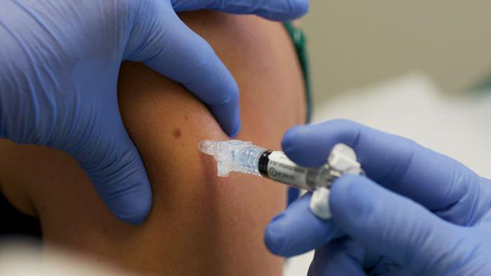 Ваксинирането в Англия започва от болниците до 10 дни