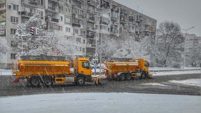 152 снегорина почистват столицата след първия сняг за сезона, паднал тази нощ