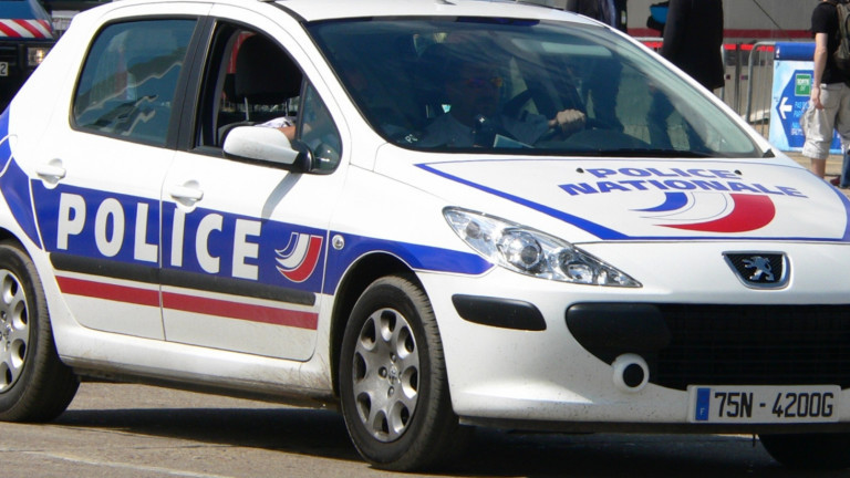 Четирима парижки полицаи застанаха пред съда заради побоя над чернокож продуцент