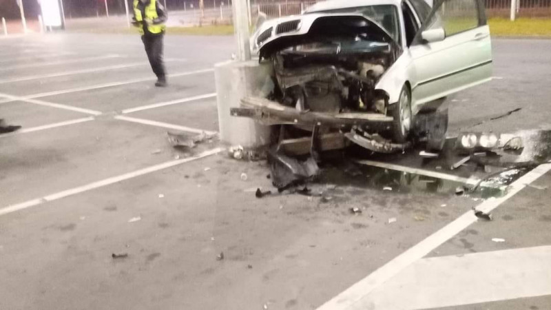 18-год. младеж е куцузлията, който се заби в бетонен стълб на паркинга на хипермаркет в Аспарухово