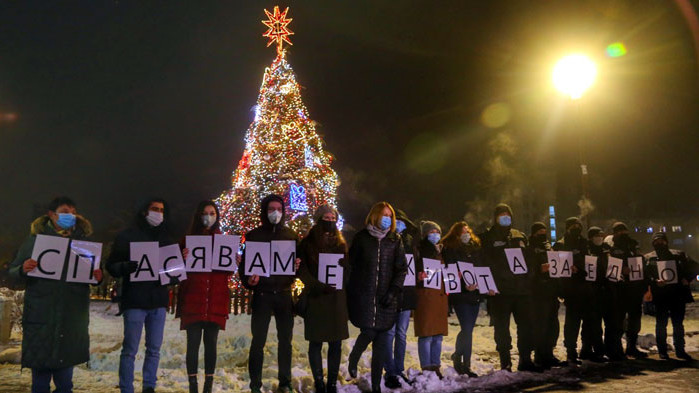 Коледната елха в София грейна без празнична програма
