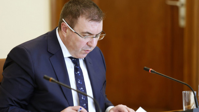 Първо ще се ваксинират лекари, сестри, санитари и полицаи. България обсъжда осма ваксина