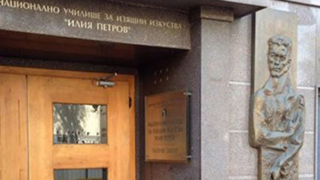 Съдят рецидивист, откраднал бронзов релеф за 45 хил. лв. от фасада на училище