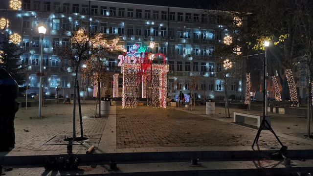 Варна посреща Коледа с красива украса
