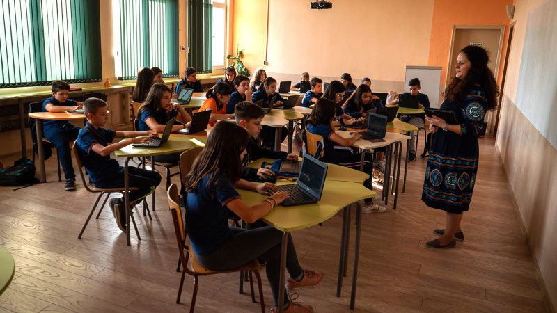 Девет варненски училища ще учат по модела 1:1 ("Едно към едно")