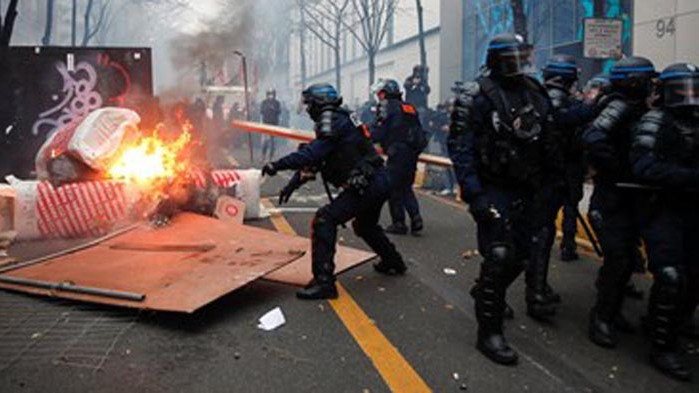 Улиците във Франция пак пламнаха заради закона за глобална сигурност