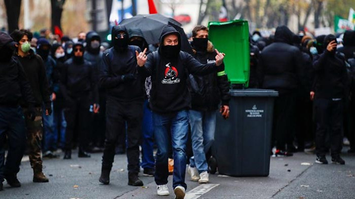 Френският вътрешен министър: Вандалите рушат Републиката (СНИМКИ)